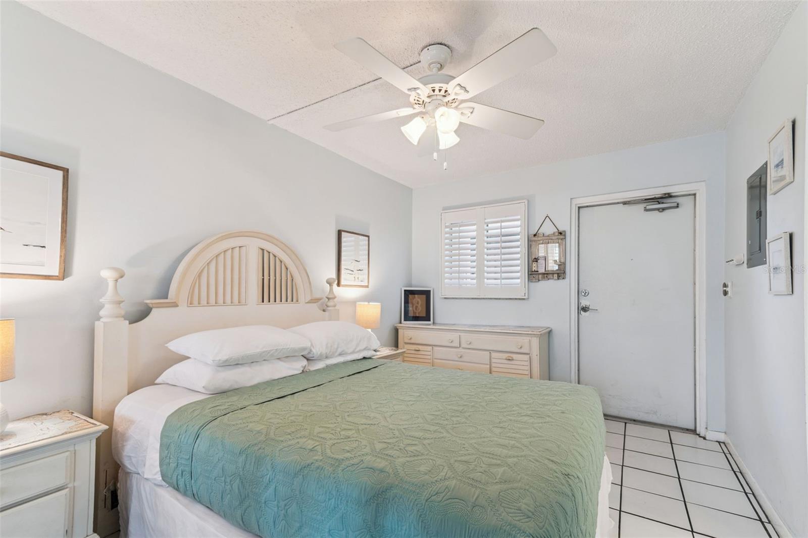 Image 21 of 50 For 800 Bayway Boulevard 17