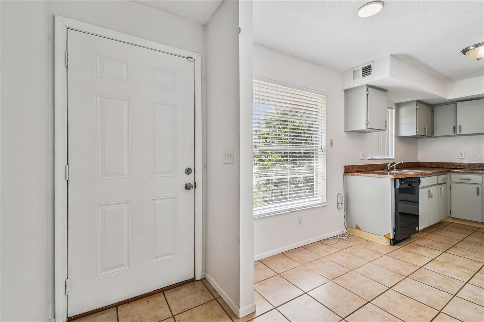 Image 14 of 68 For 14114 Village View Drive