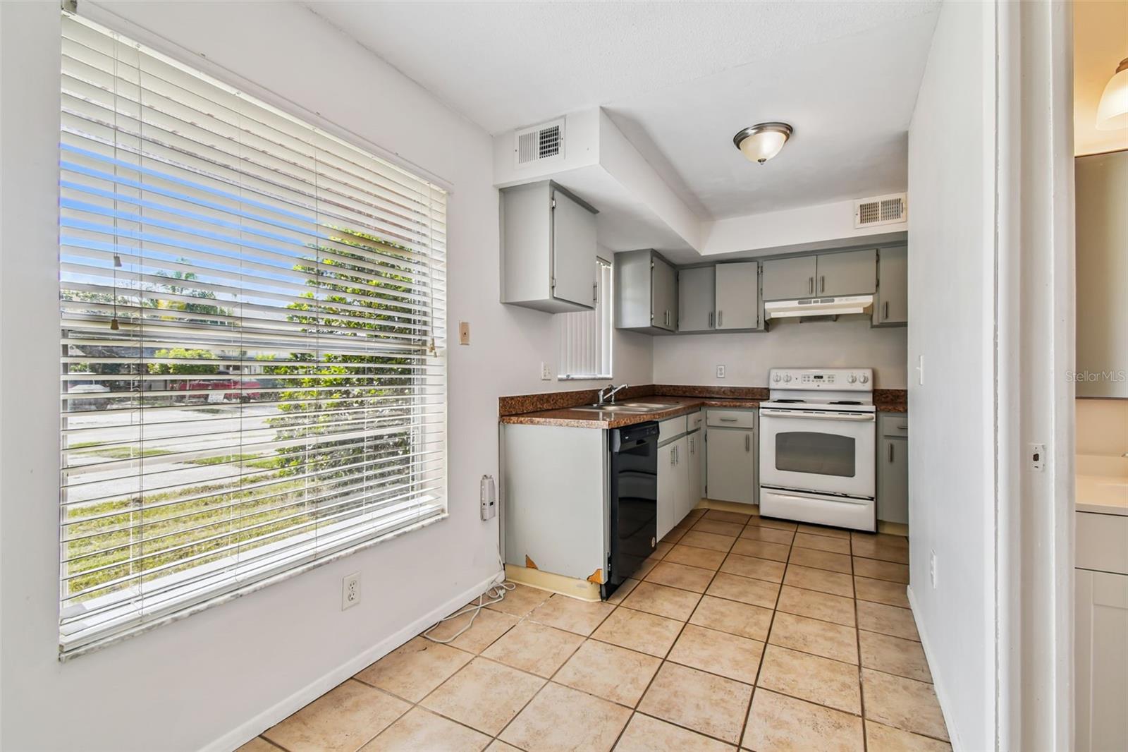 Image 15 of 68 For 14114 Village View Drive