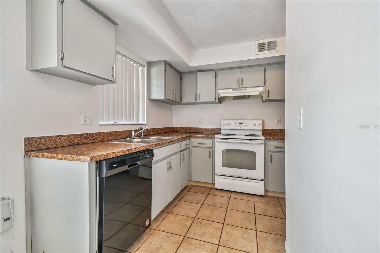 Image 19 of 68 For 14114 Village View Drive
