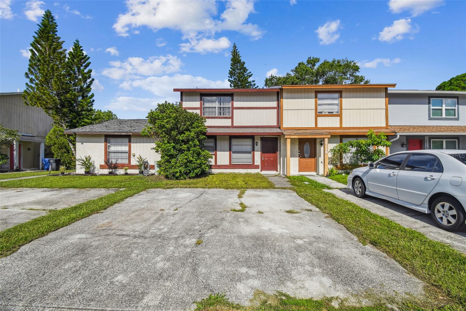 Image 4 of 68 For 14114 Village View Drive
