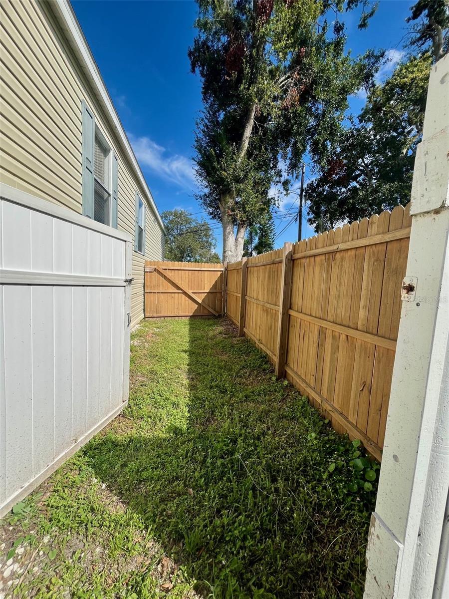 Image 24 of 29 For 1322 Live Oak Parkway
