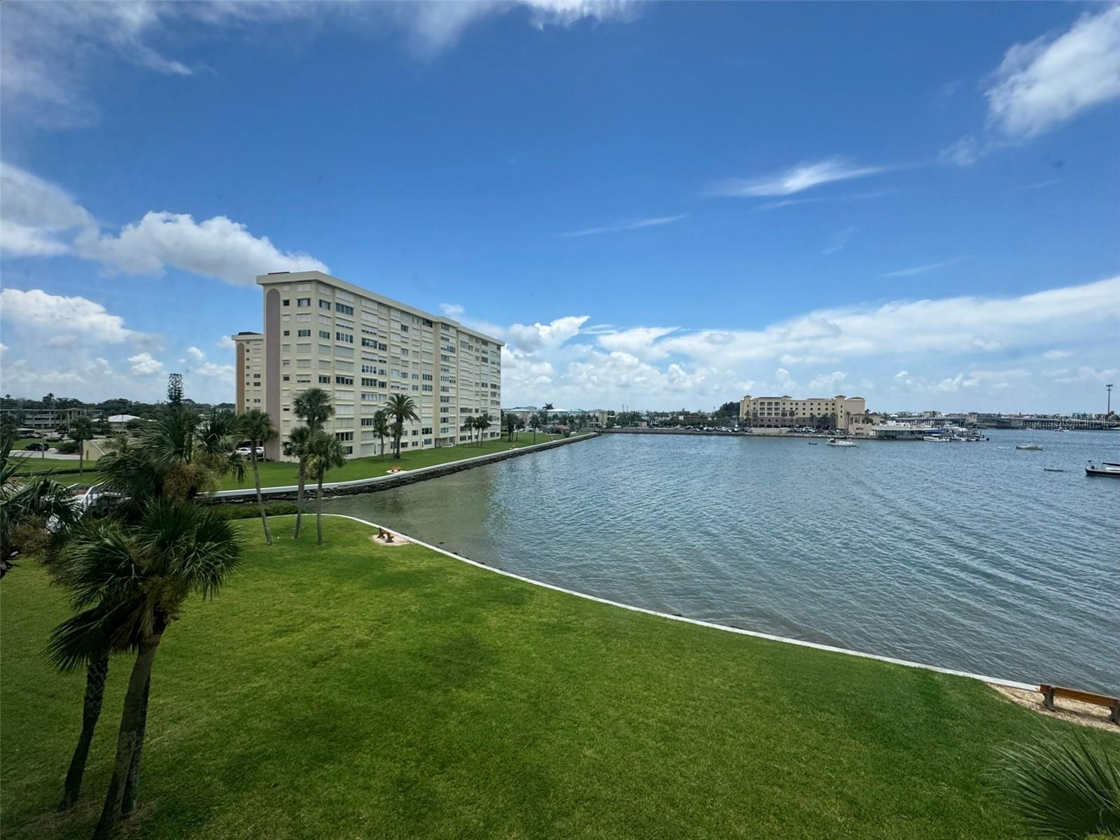 Image 24 of 51 For 4775 Cove Circle 403