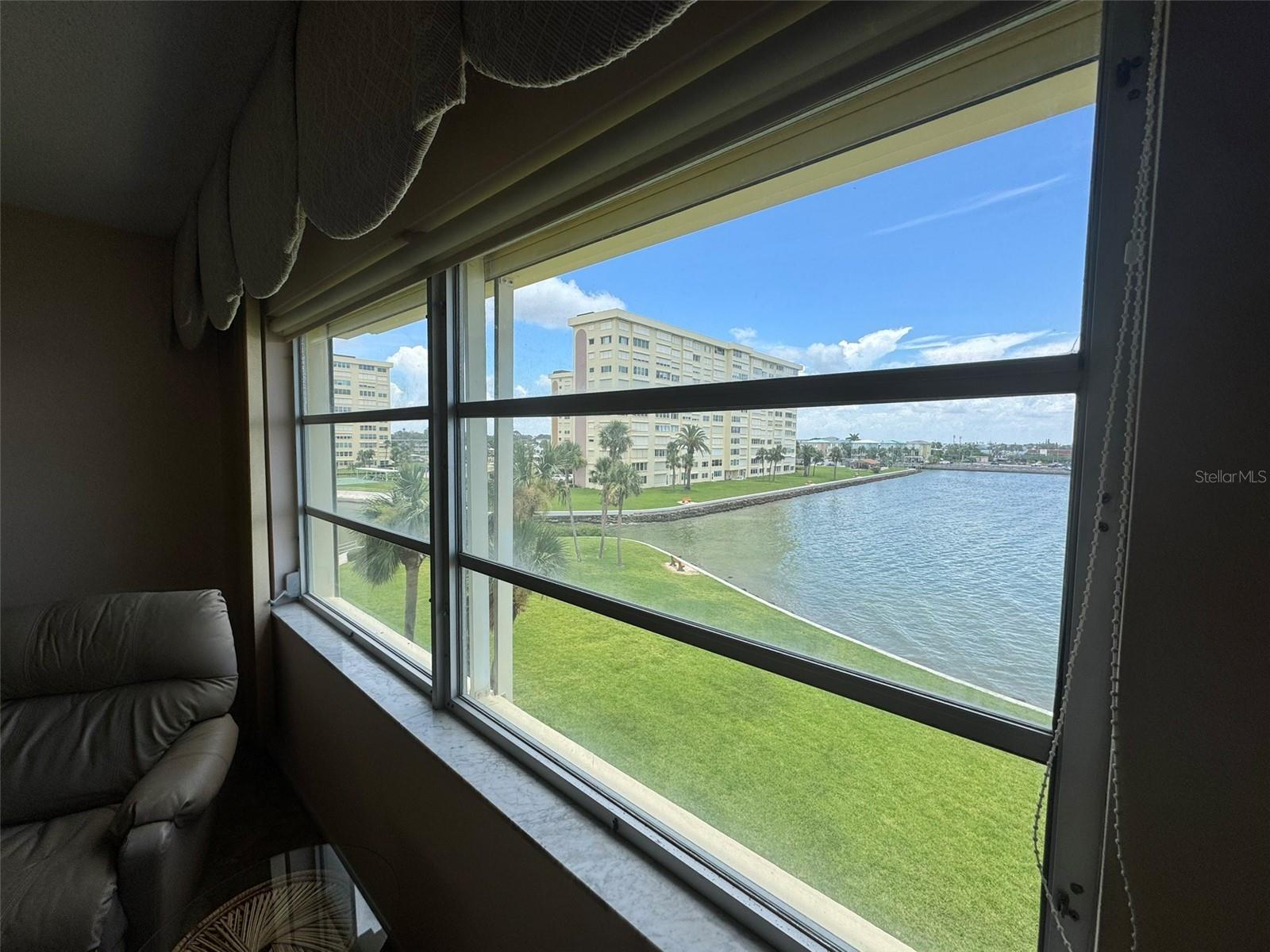 Image 6 of 51 For 4775 Cove Circle 403