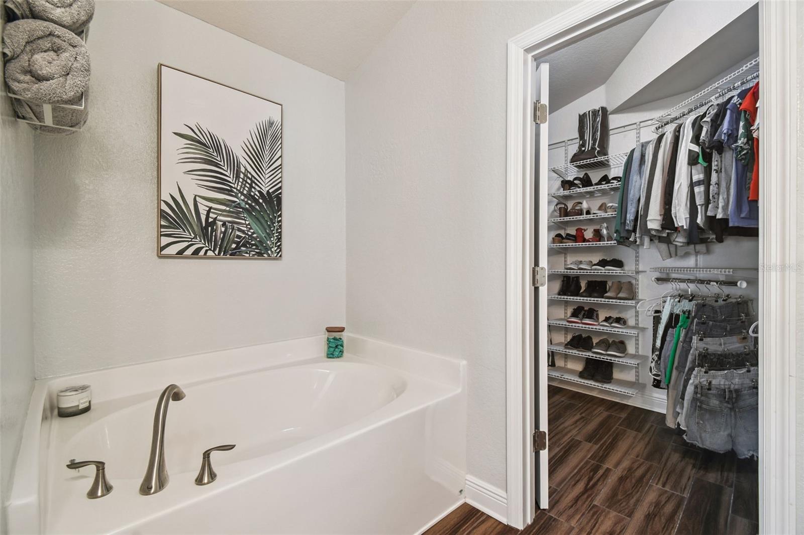Listing photo id 17 for 9638 Jaybird Lane