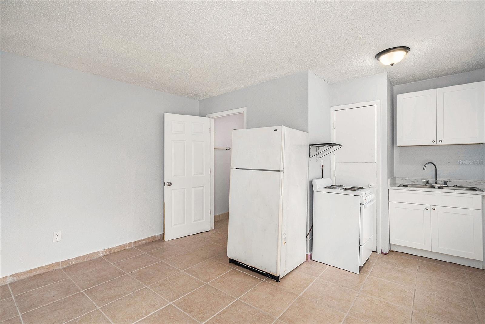 Image 3 of 6 For 213 Lincoln Avenue A