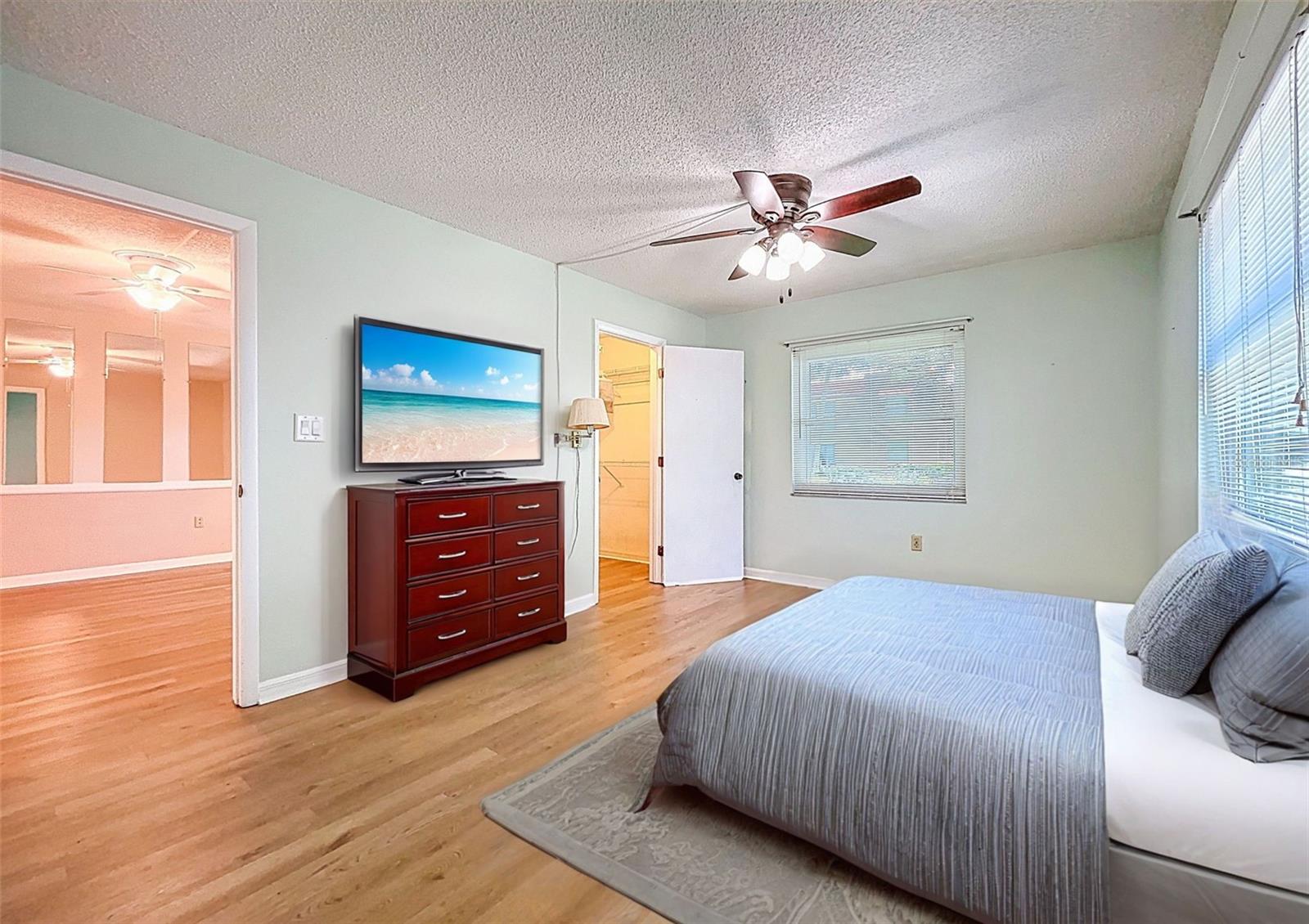 Image 23 of 47 For 1100 East Bay Drive 38