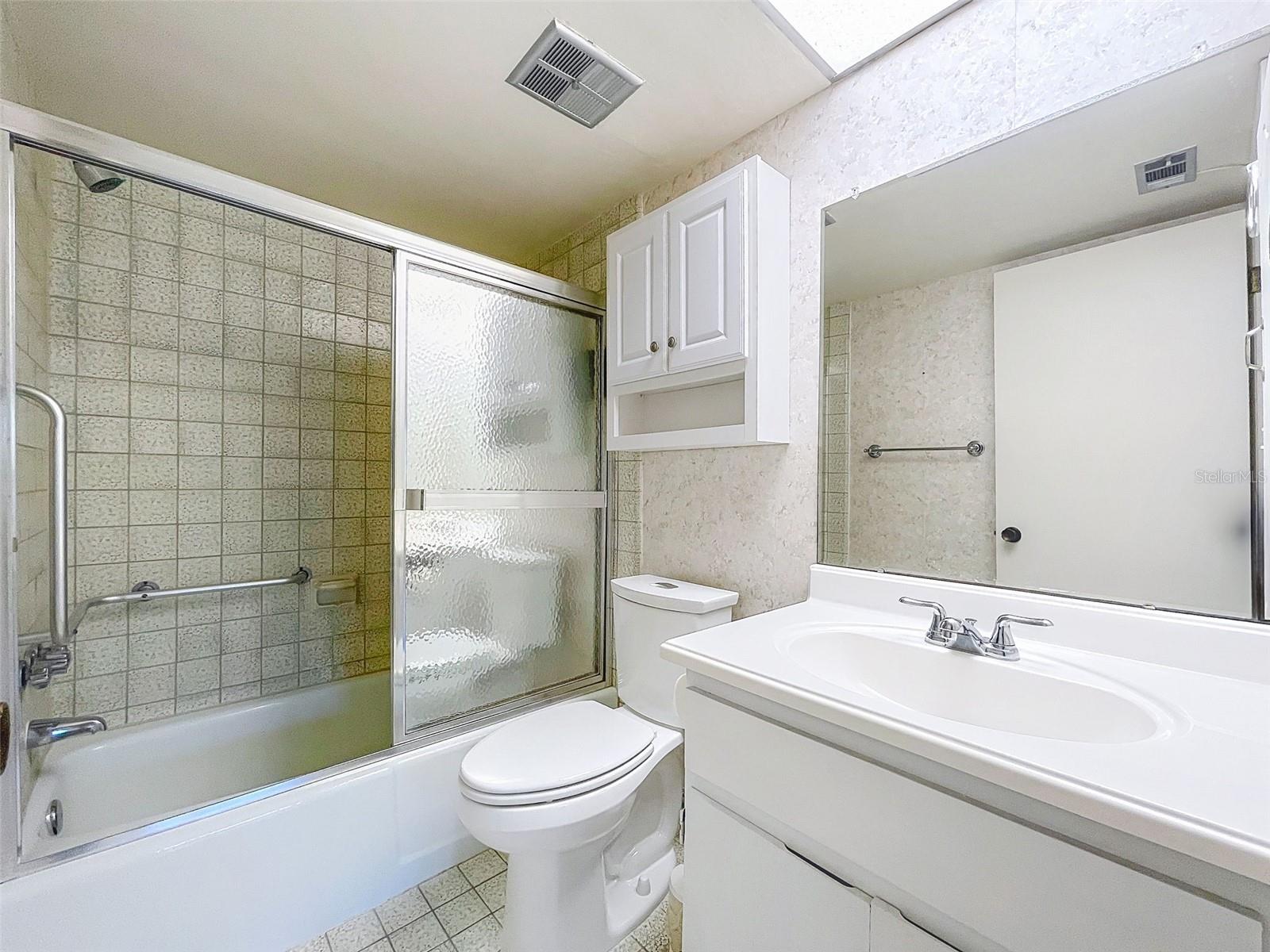 Image 33 of 47 For 1100 East Bay Drive 38