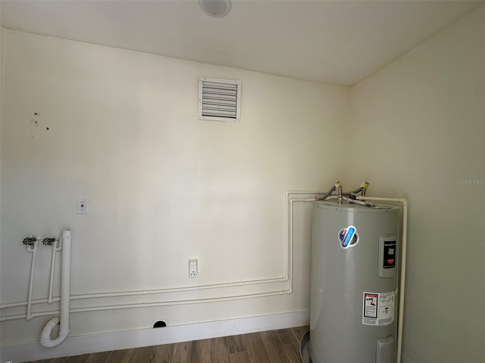 Image 35 of 39 For 6013 Fortune Place 6013