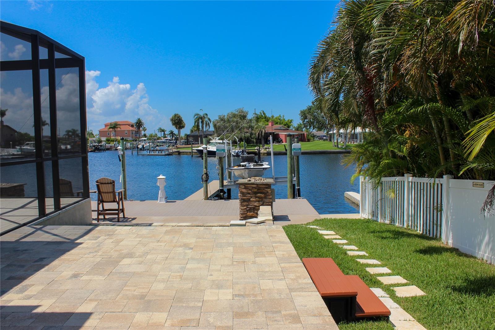 Listing photo id 14 for 5572 Bowline Bend