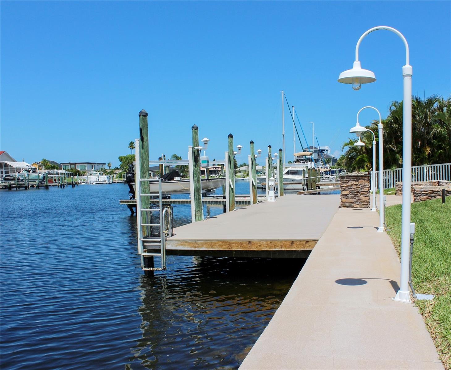 Listing photo id 18 for 5572 Bowline Bend