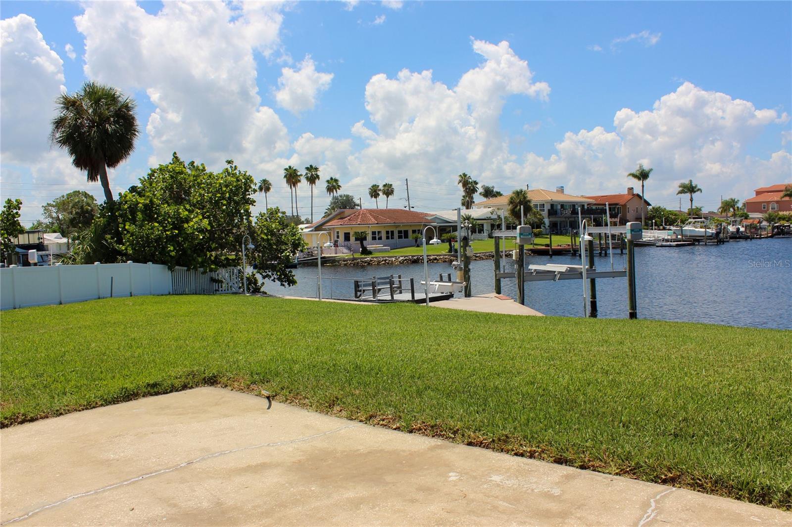 Listing photo id 24 for 5572 Bowline Bend