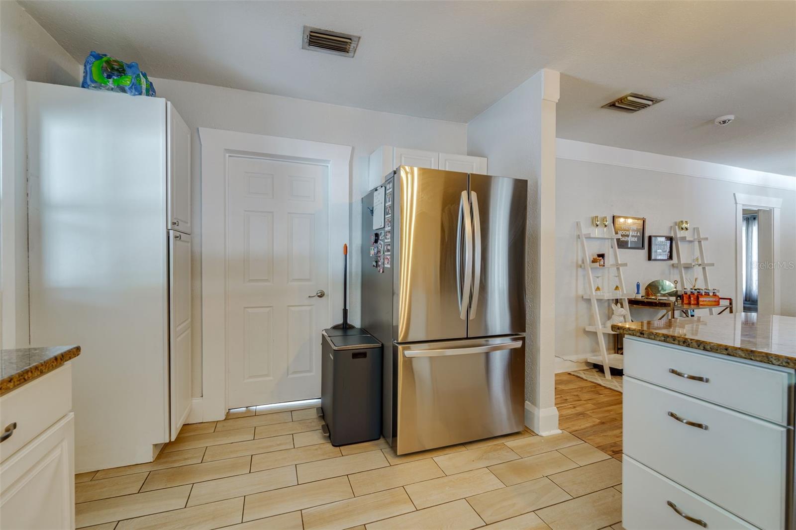 Image 10 of 52 For 405 Adalee Street