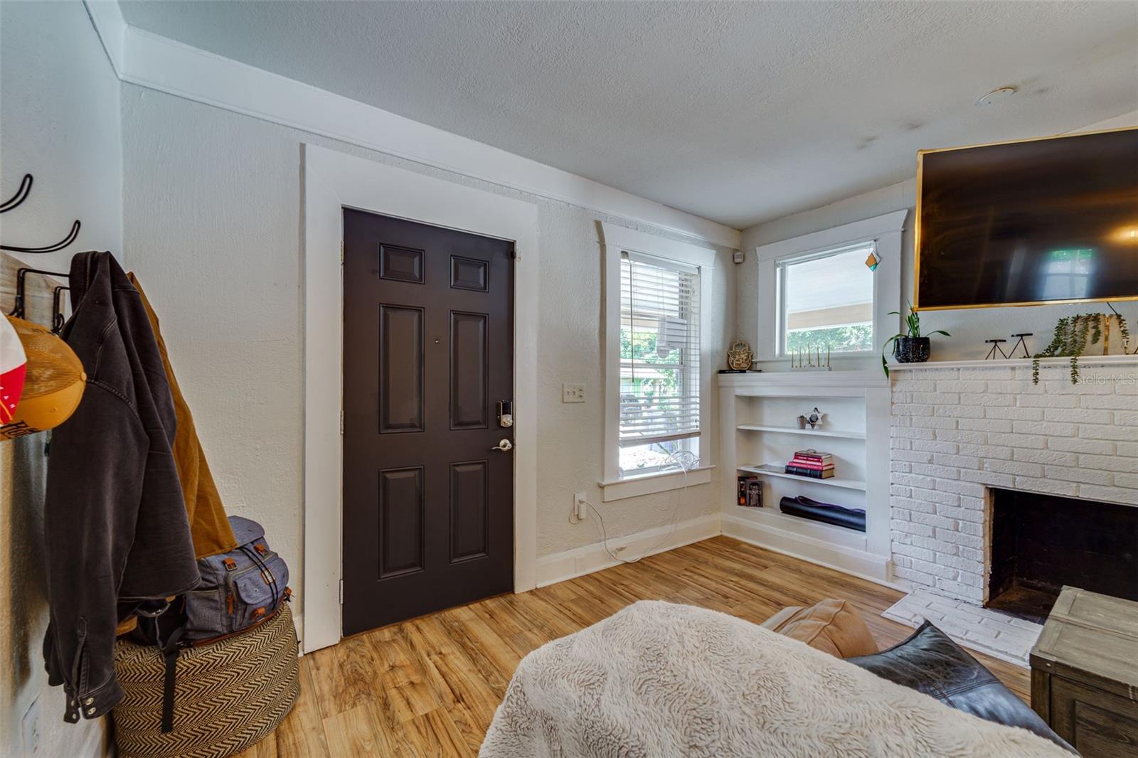 Image 14 of 52 For 405 Adalee Street