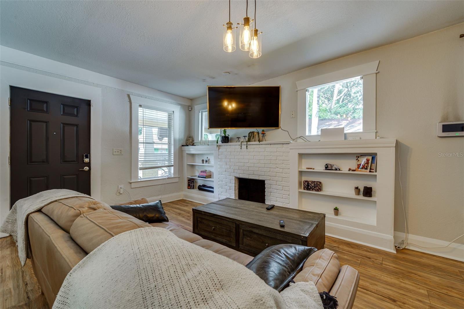 Image 17 of 52 For 405 Adalee Street