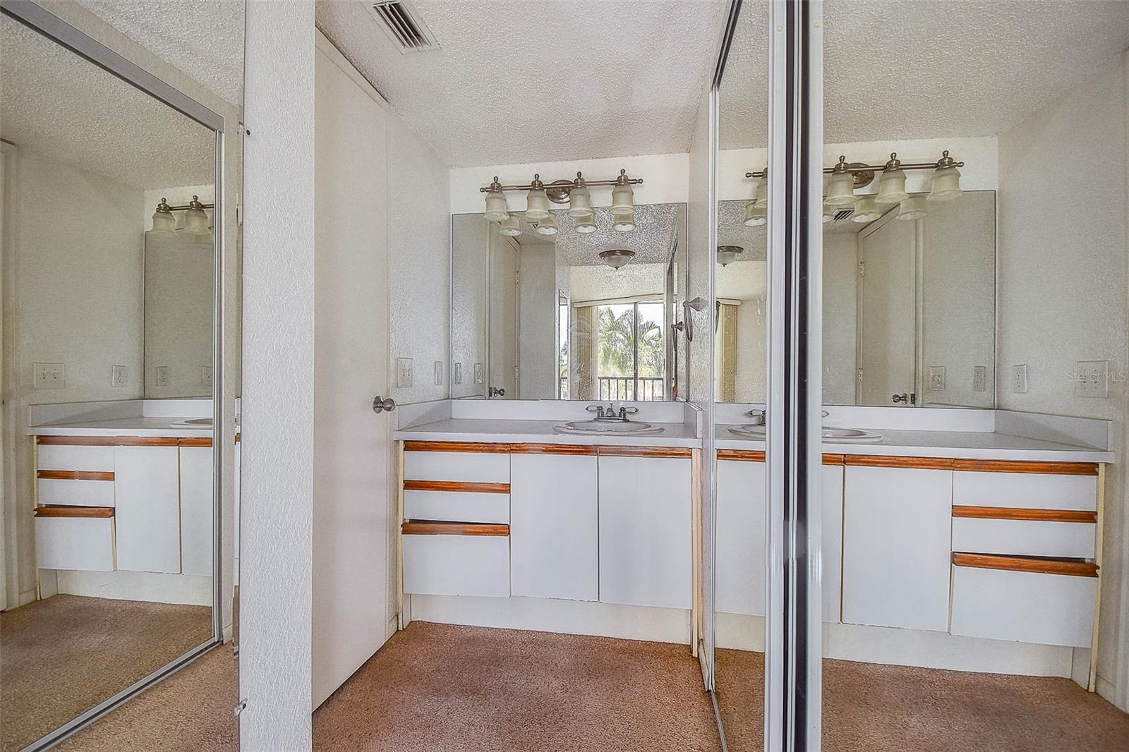 Image 20 of 37 For 1000 Cove Cay Drive 2c