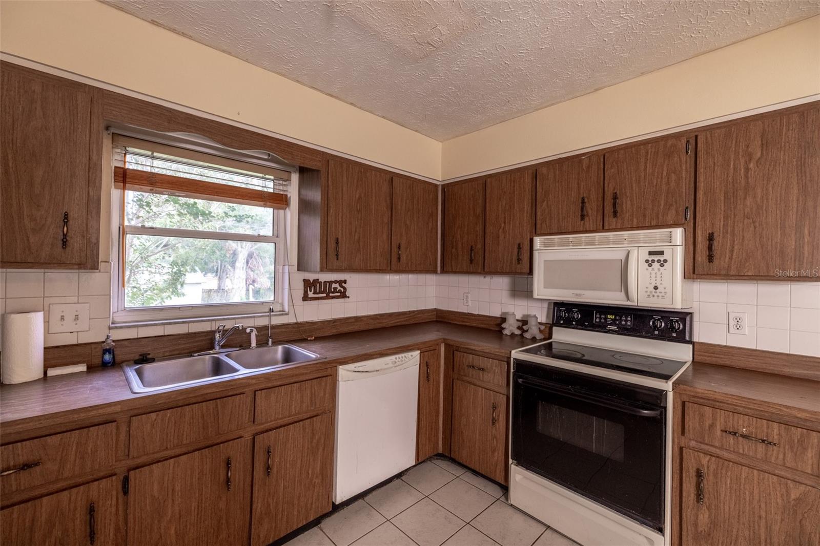Image 15 of 44 For 804 Strawberry Lane