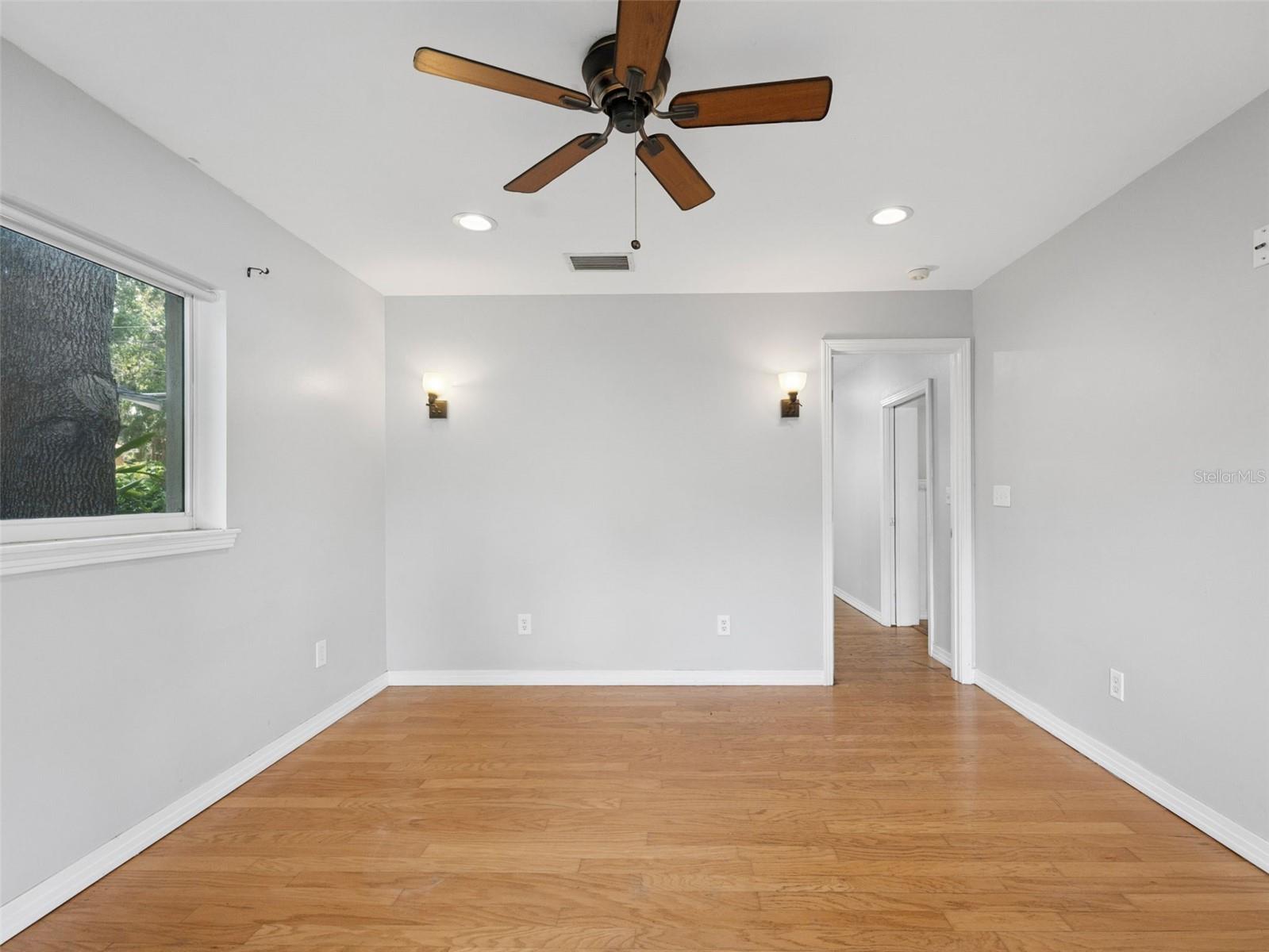 Image 17 of 53 For 926 Hollingsworth Road