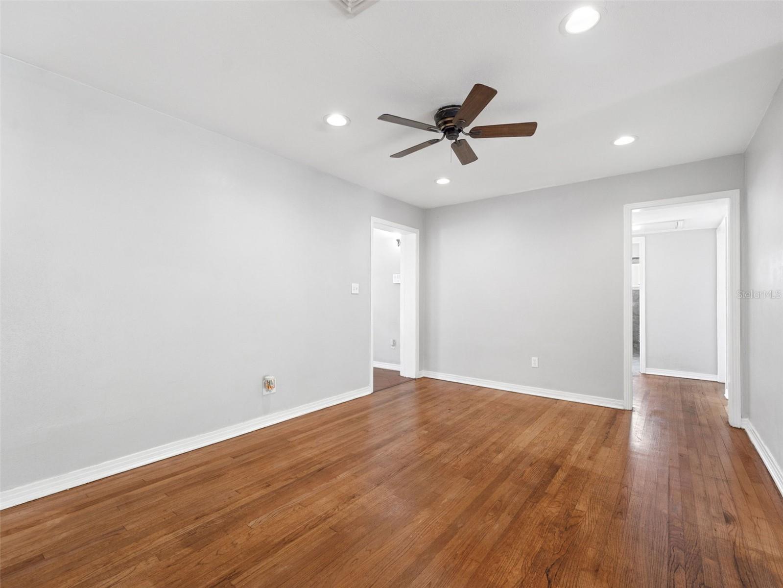 Image 7 of 53 For 926 Hollingsworth Road
