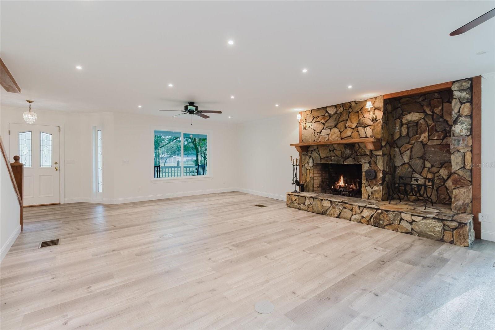 Listing photo id 8 for 5455 Lake Le Clare Road