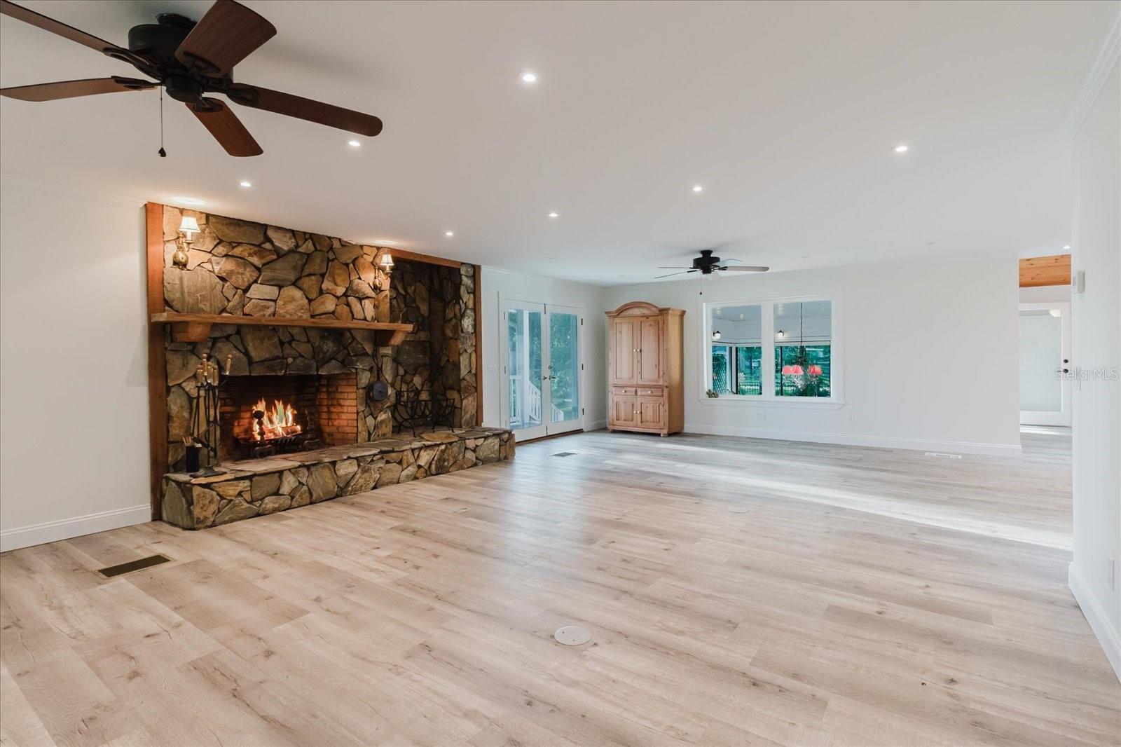 Listing photo id 9 for 5455 Lake Le Clare Road