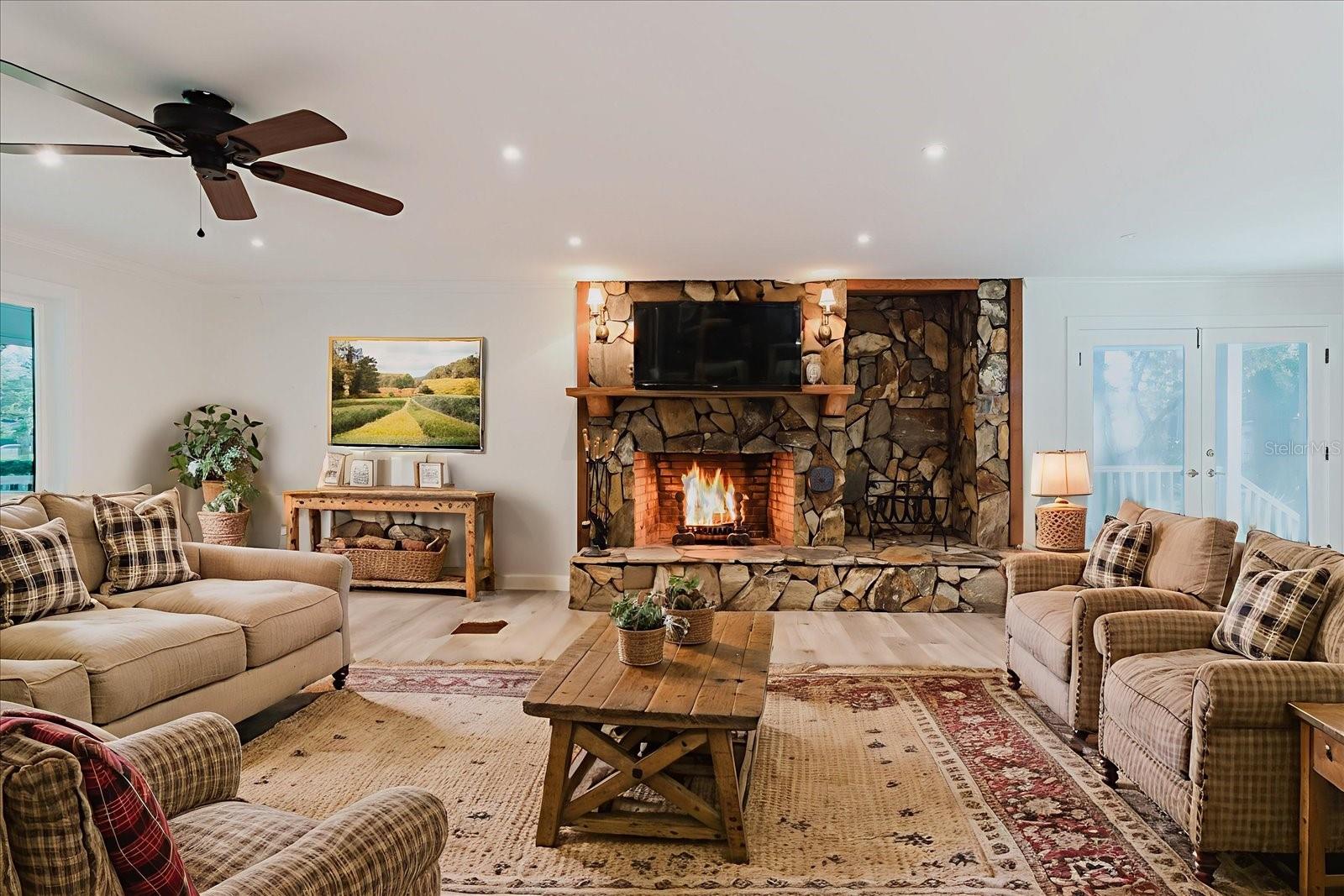 Listing photo id 10 for 5455 Lake Le Clare Road