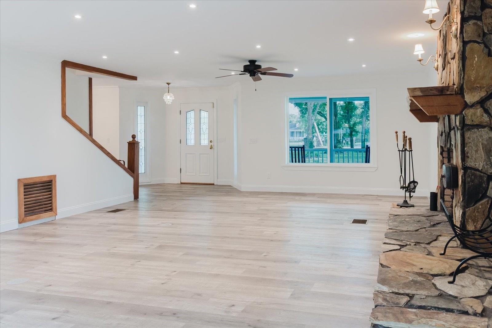 Listing photo id 11 for 5455 Lake Le Clare Road