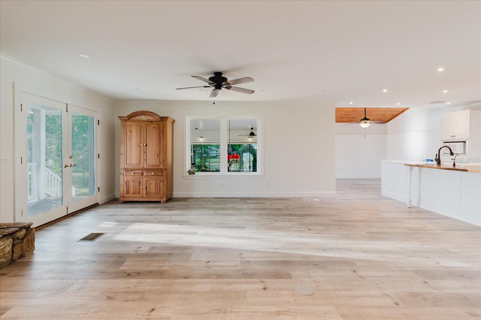 Listing photo id 12 for 5455 Lake Le Clare Road