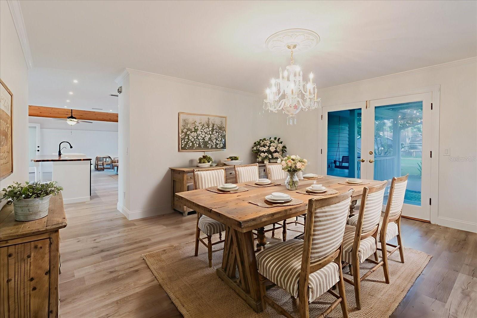 Listing photo id 13 for 5455 Lake Le Clare Road