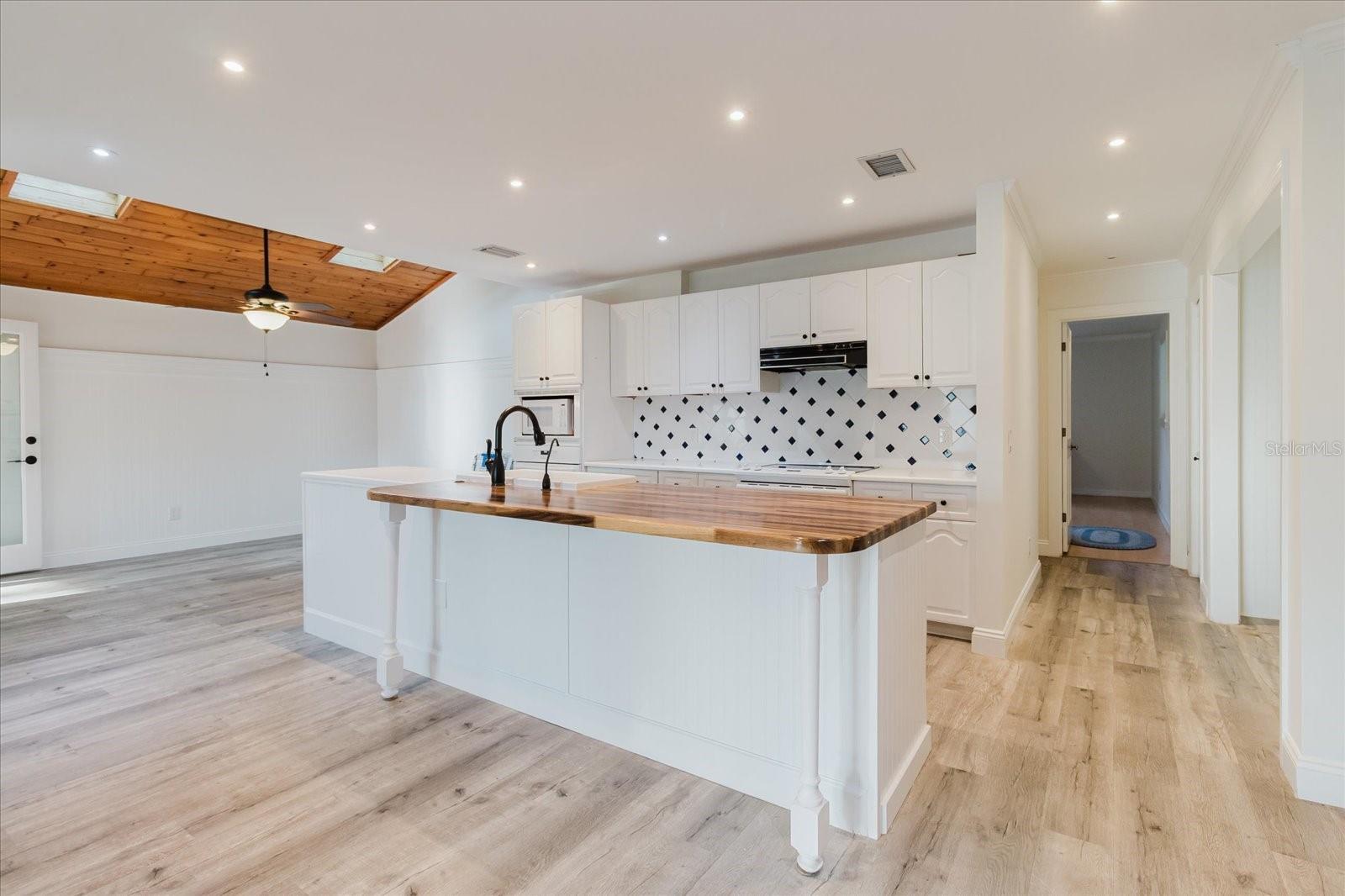 Listing photo id 16 for 5455 Lake Le Clare Road