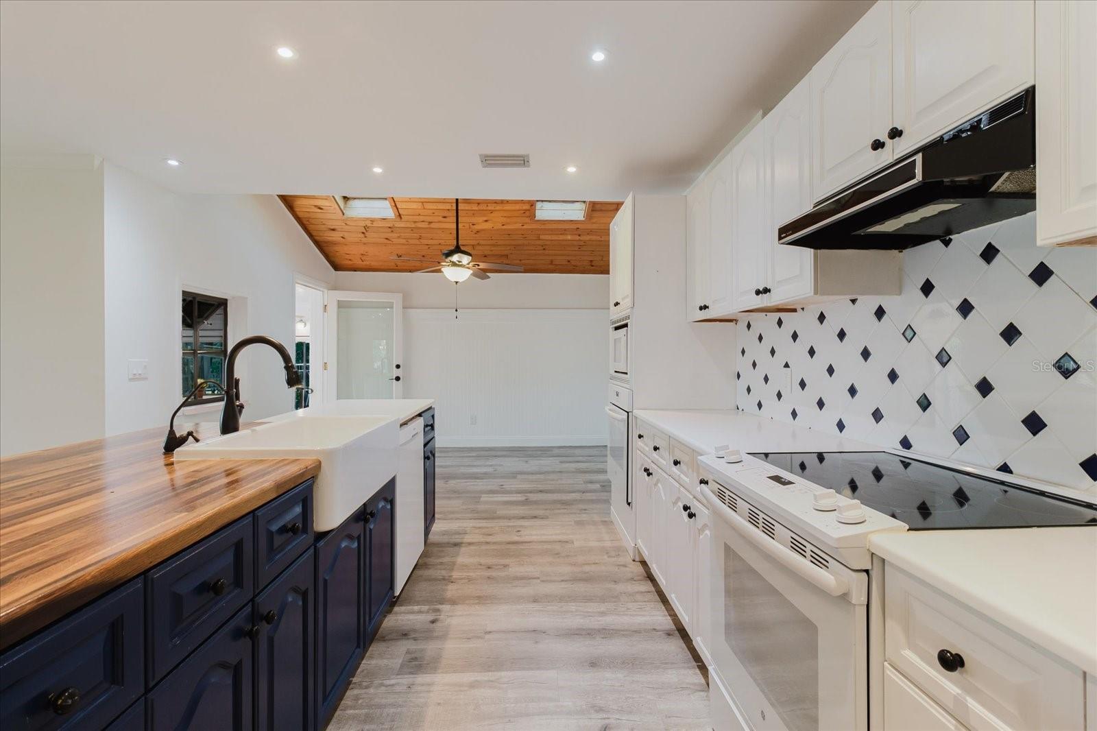 Listing photo id 17 for 5455 Lake Le Clare Road
