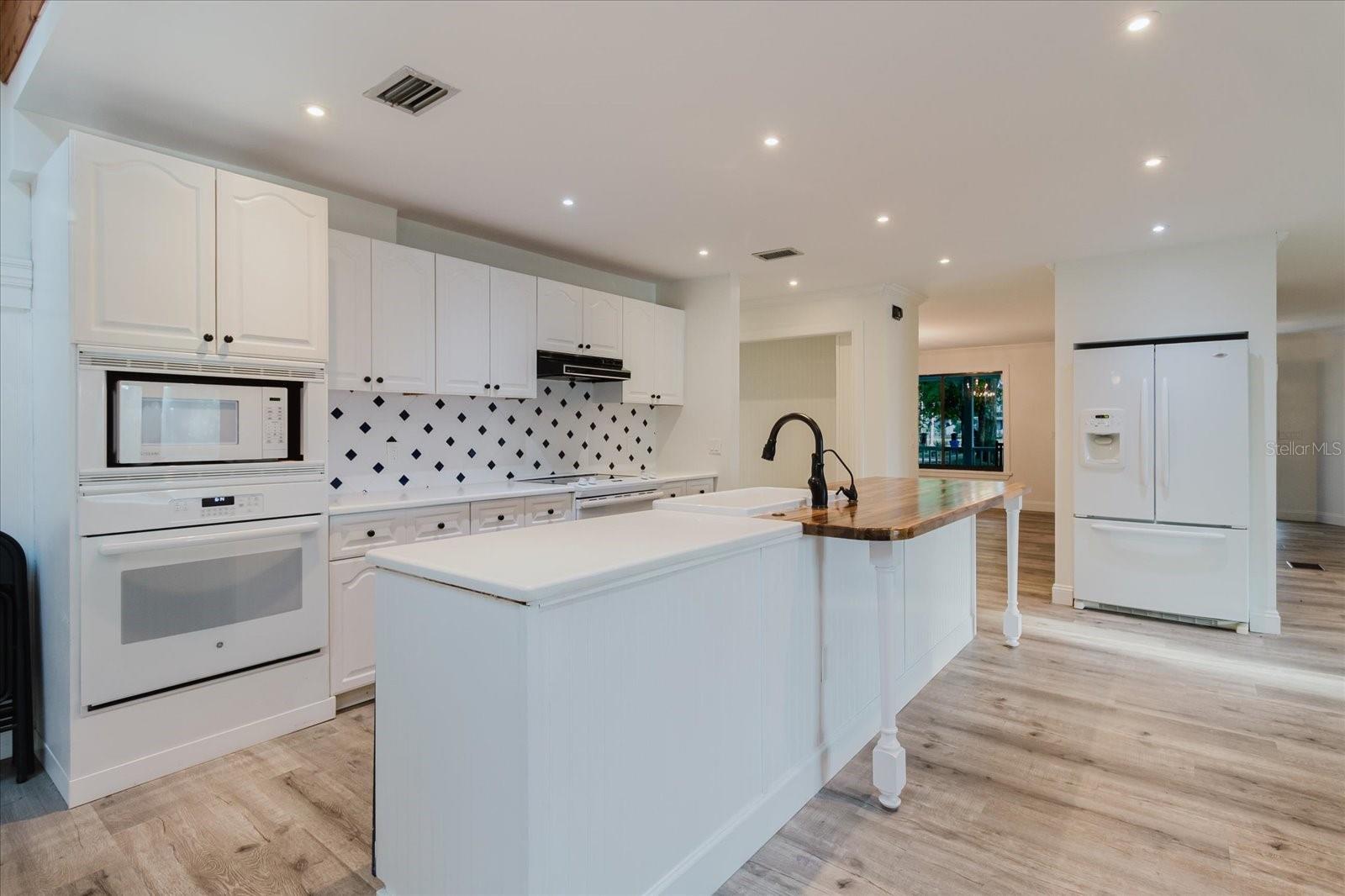 Listing photo id 18 for 5455 Lake Le Clare Road