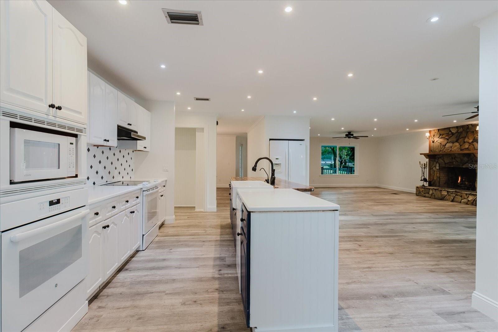 Listing photo id 19 for 5455 Lake Le Clare Road