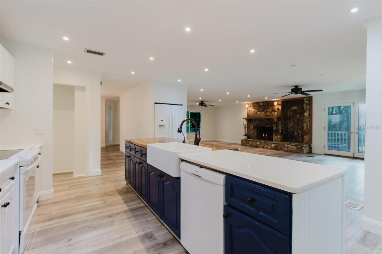 Listing photo id 20 for 5455 Lake Le Clare Road
