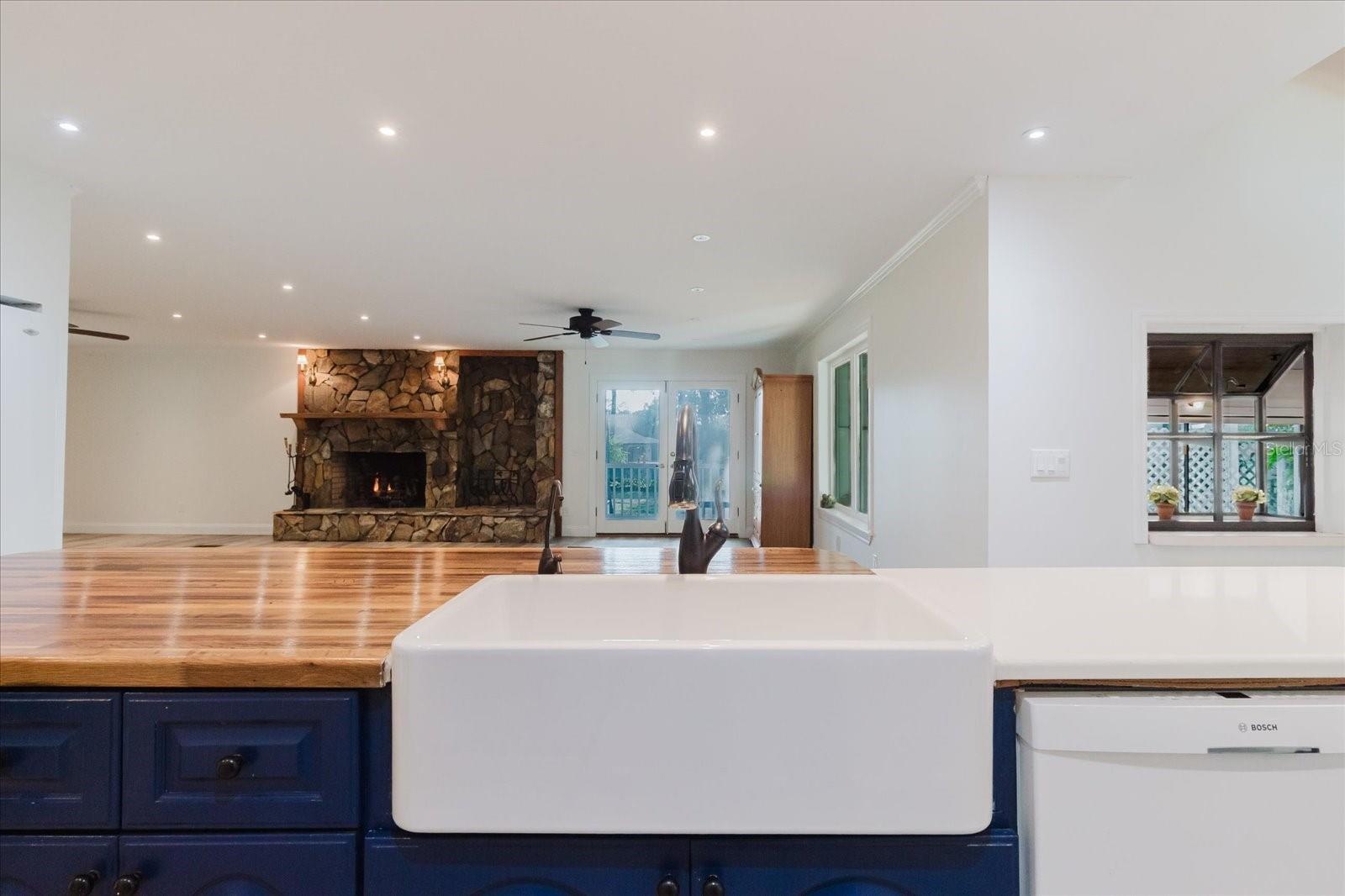 Listing photo id 21 for 5455 Lake Le Clare Road