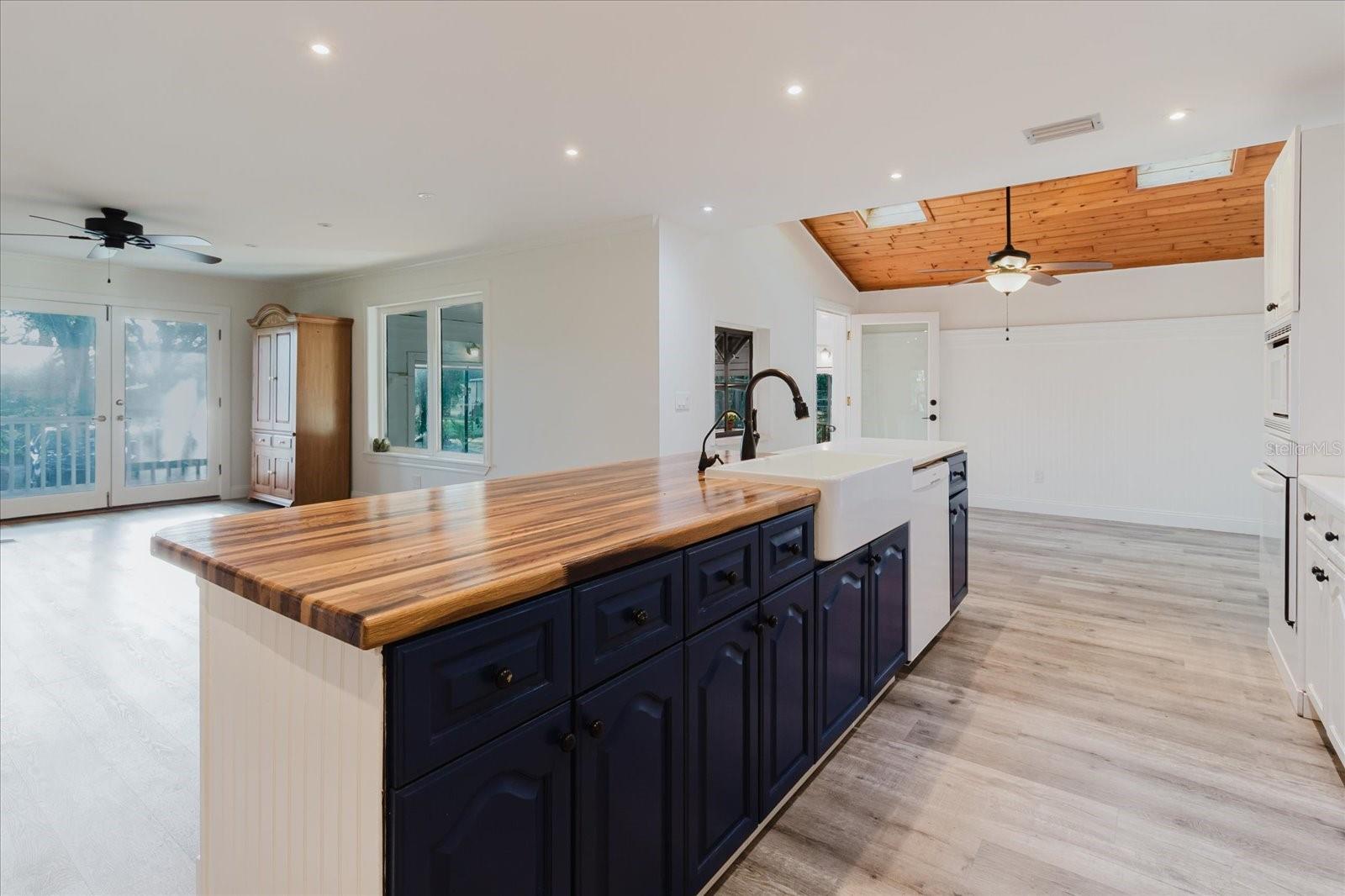 Listing photo id 22 for 5455 Lake Le Clare Road