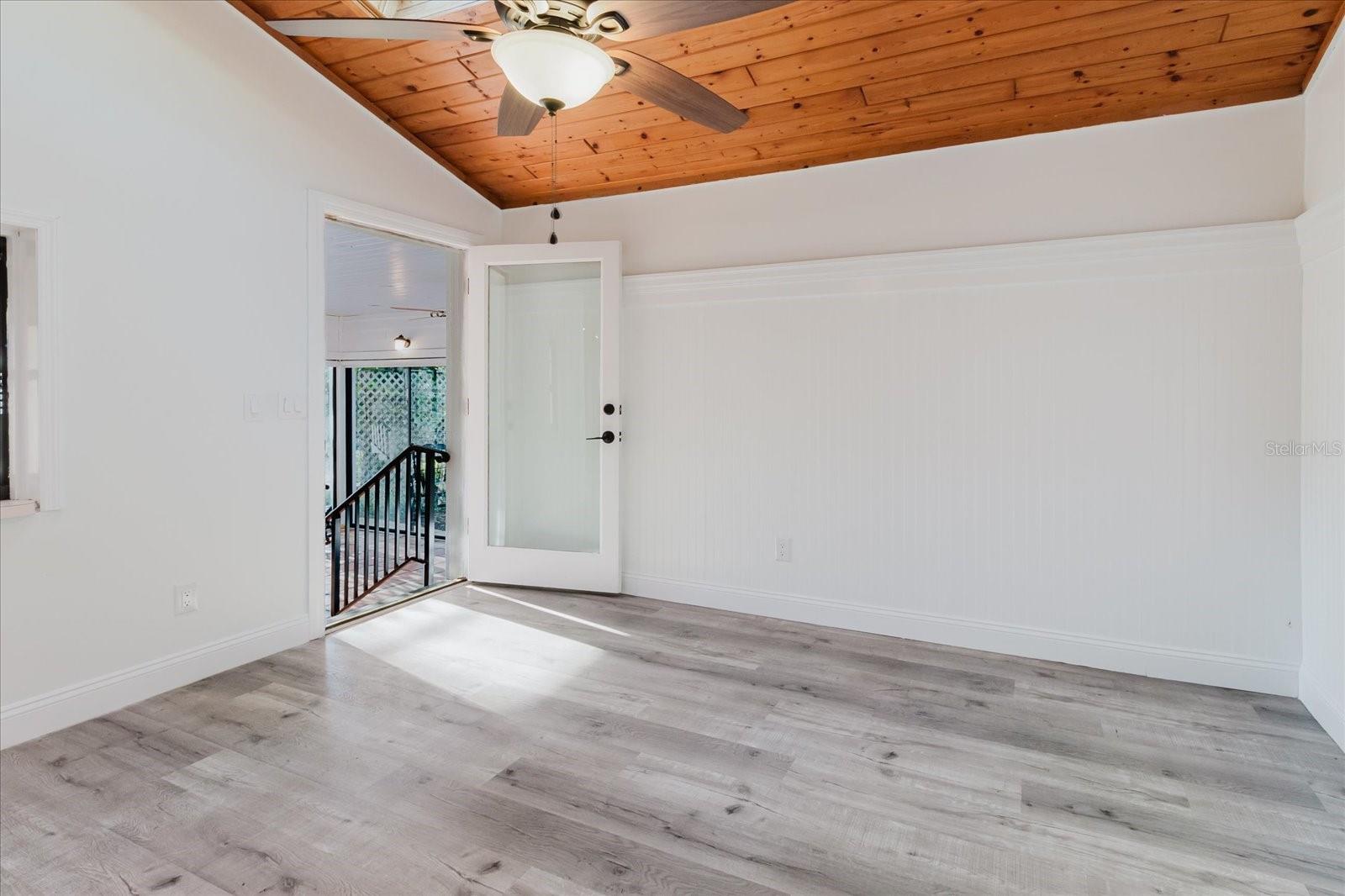 Listing photo id 25 for 5455 Lake Le Clare Road