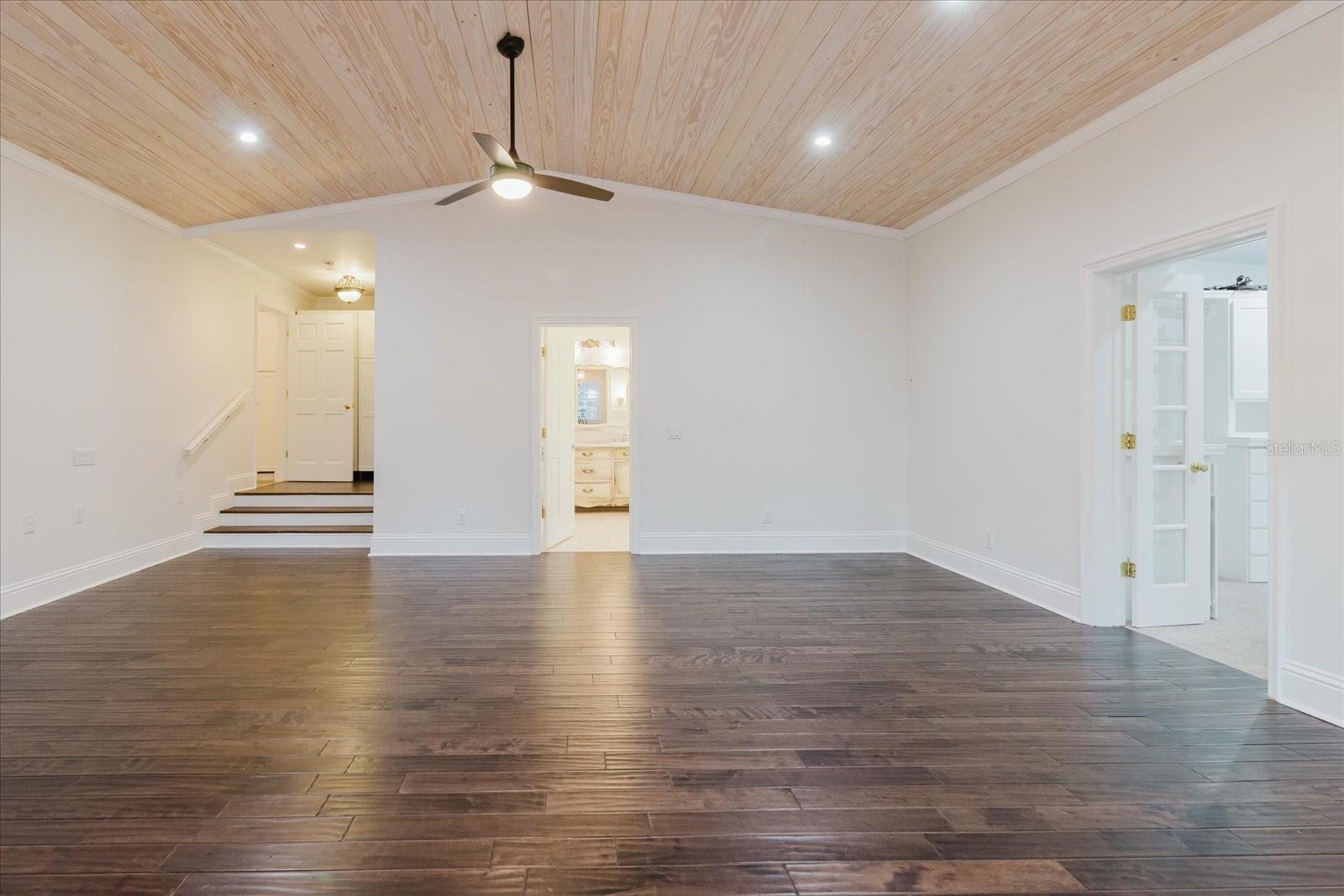 Listing photo id 27 for 5455 Lake Le Clare Road