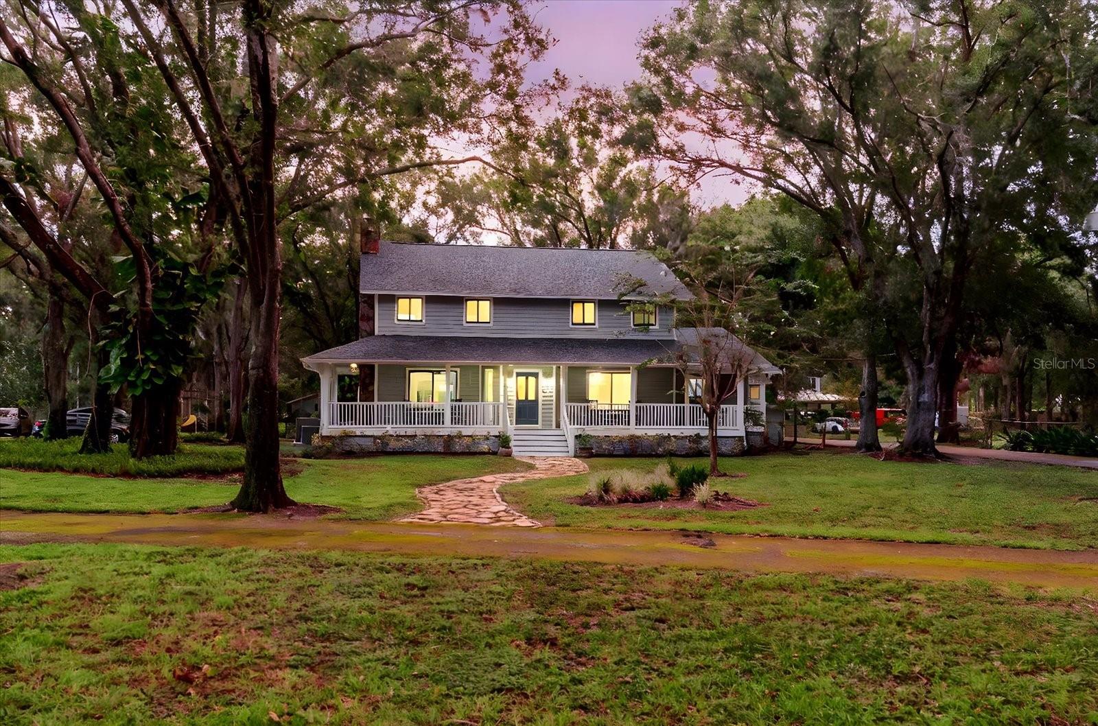 Listing photo id 1 for 5455 Lake Le Clare Road