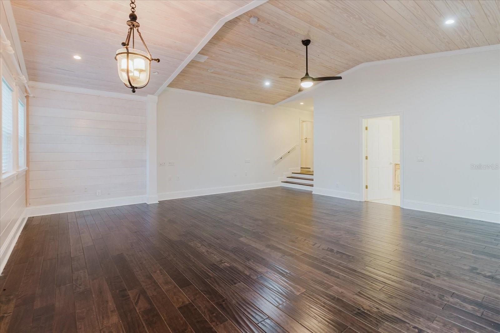 Listing photo id 28 for 5455 Lake Le Clare Road