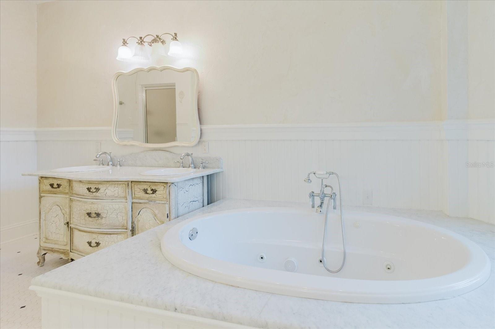 Listing photo id 32 for 5455 Lake Le Clare Road