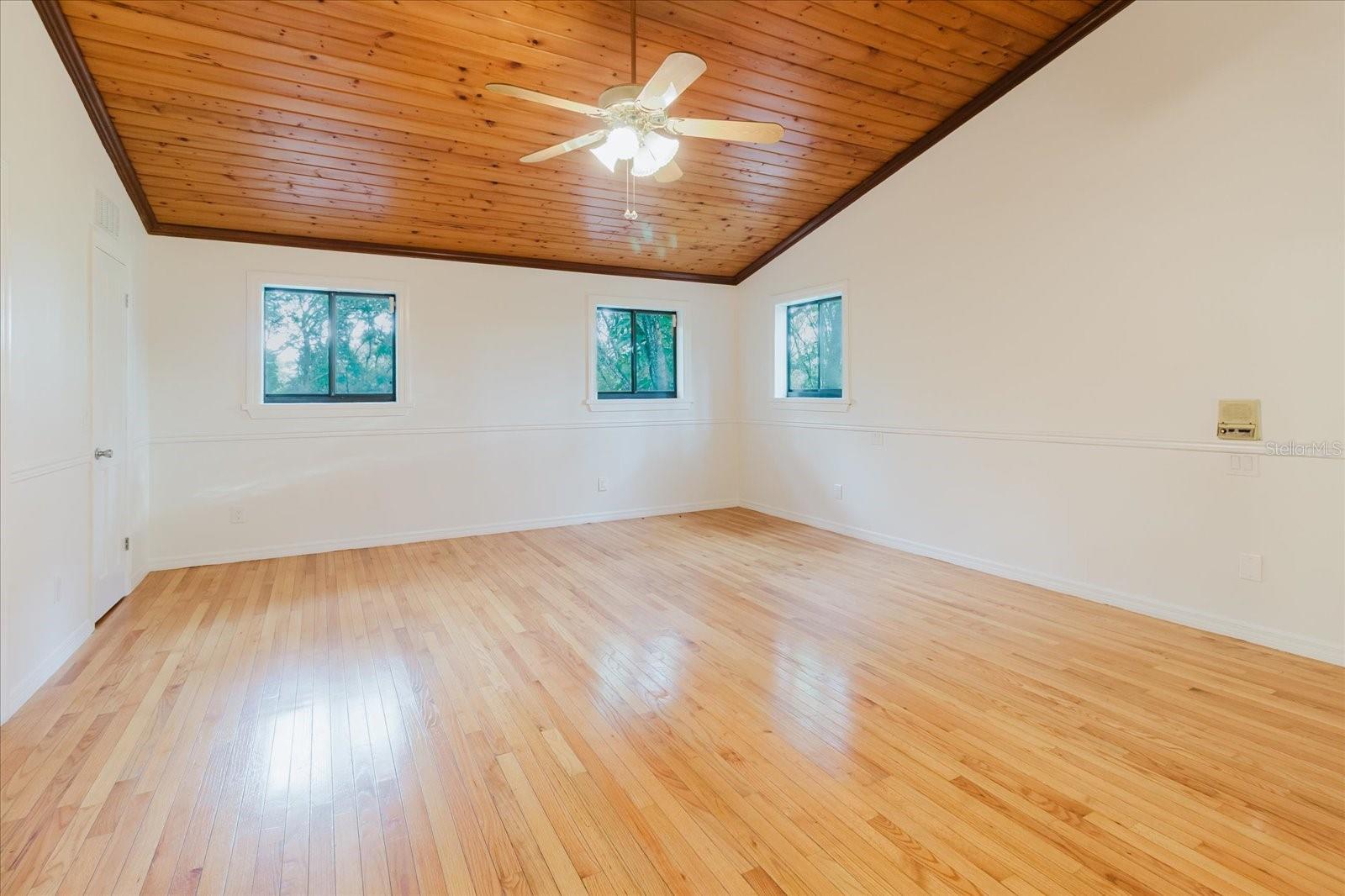 Listing photo id 36 for 5455 Lake Le Clare Road