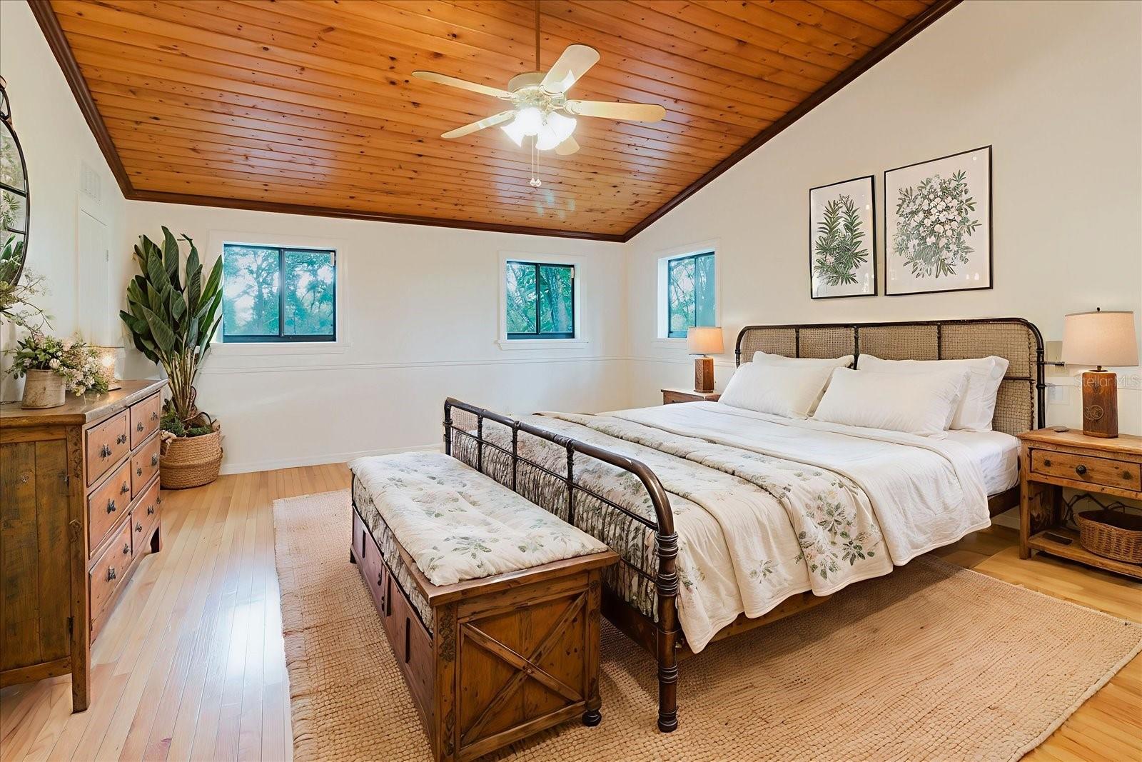 Listing photo id 37 for 5455 Lake Le Clare Road