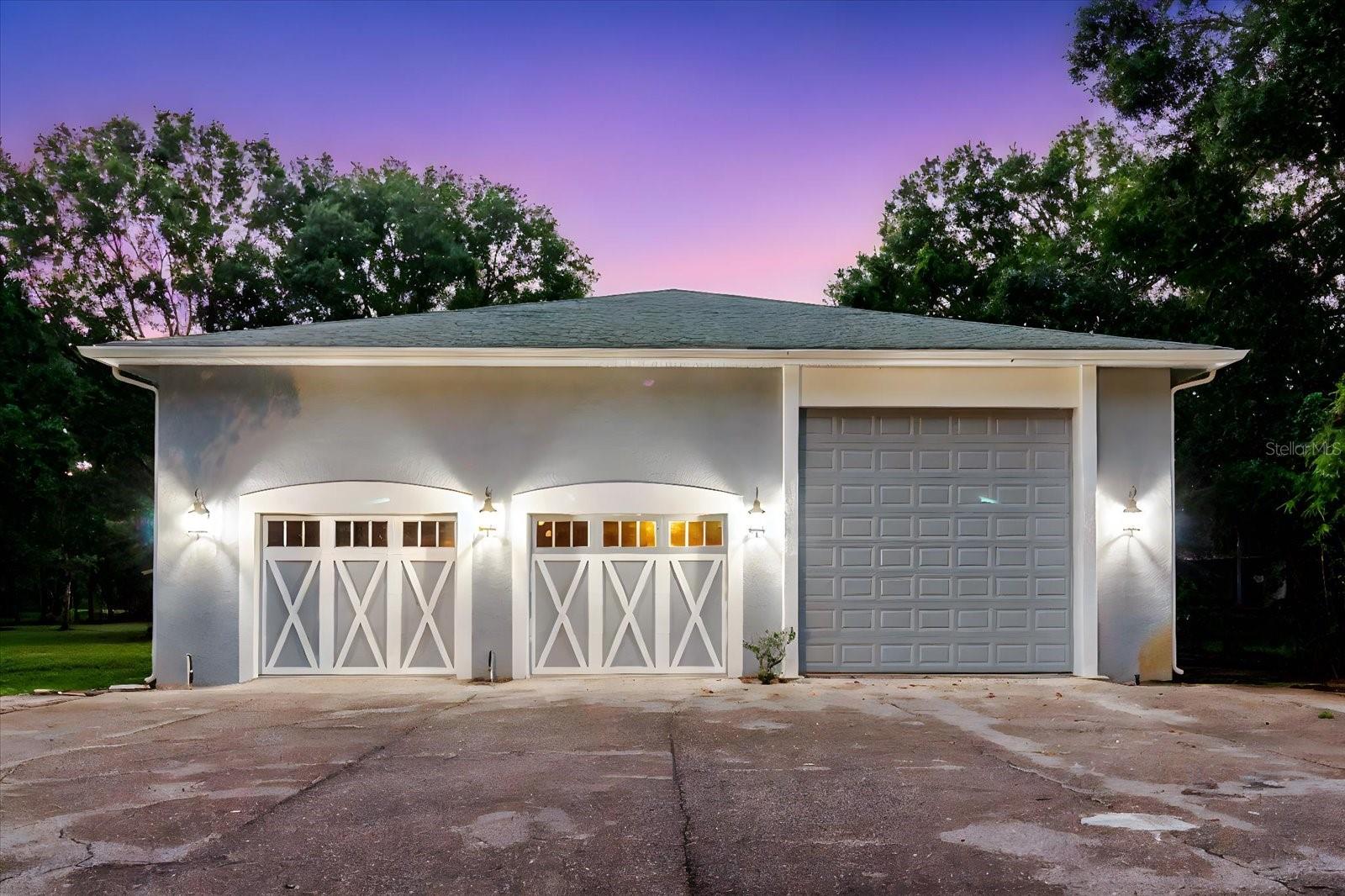 Listing photo id 2 for 5455 Lake Le Clare Road
