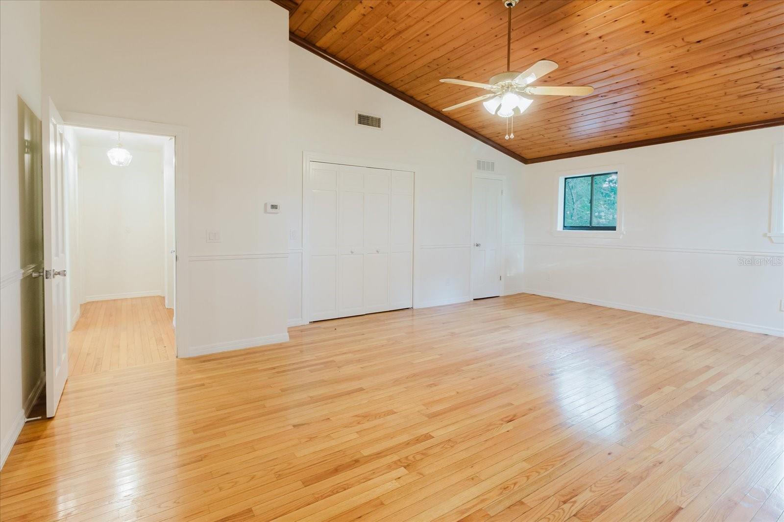 Listing photo id 38 for 5455 Lake Le Clare Road