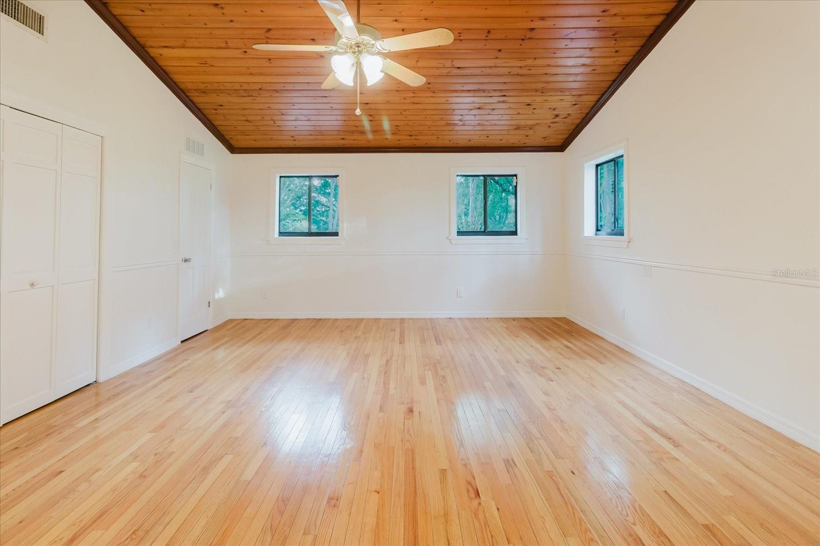 Listing photo id 40 for 5455 Lake Le Clare Road