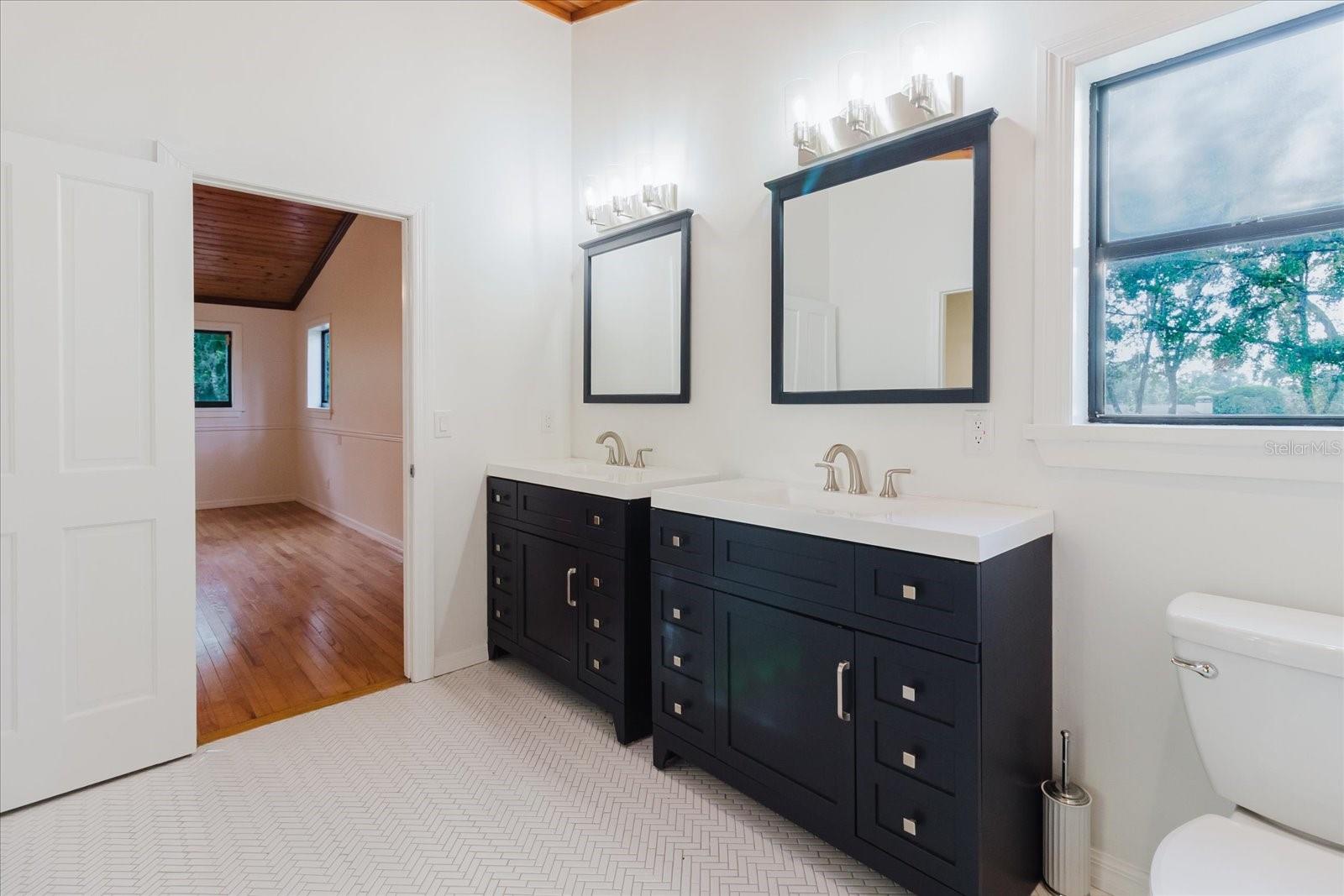 Listing photo id 42 for 5455 Lake Le Clare Road