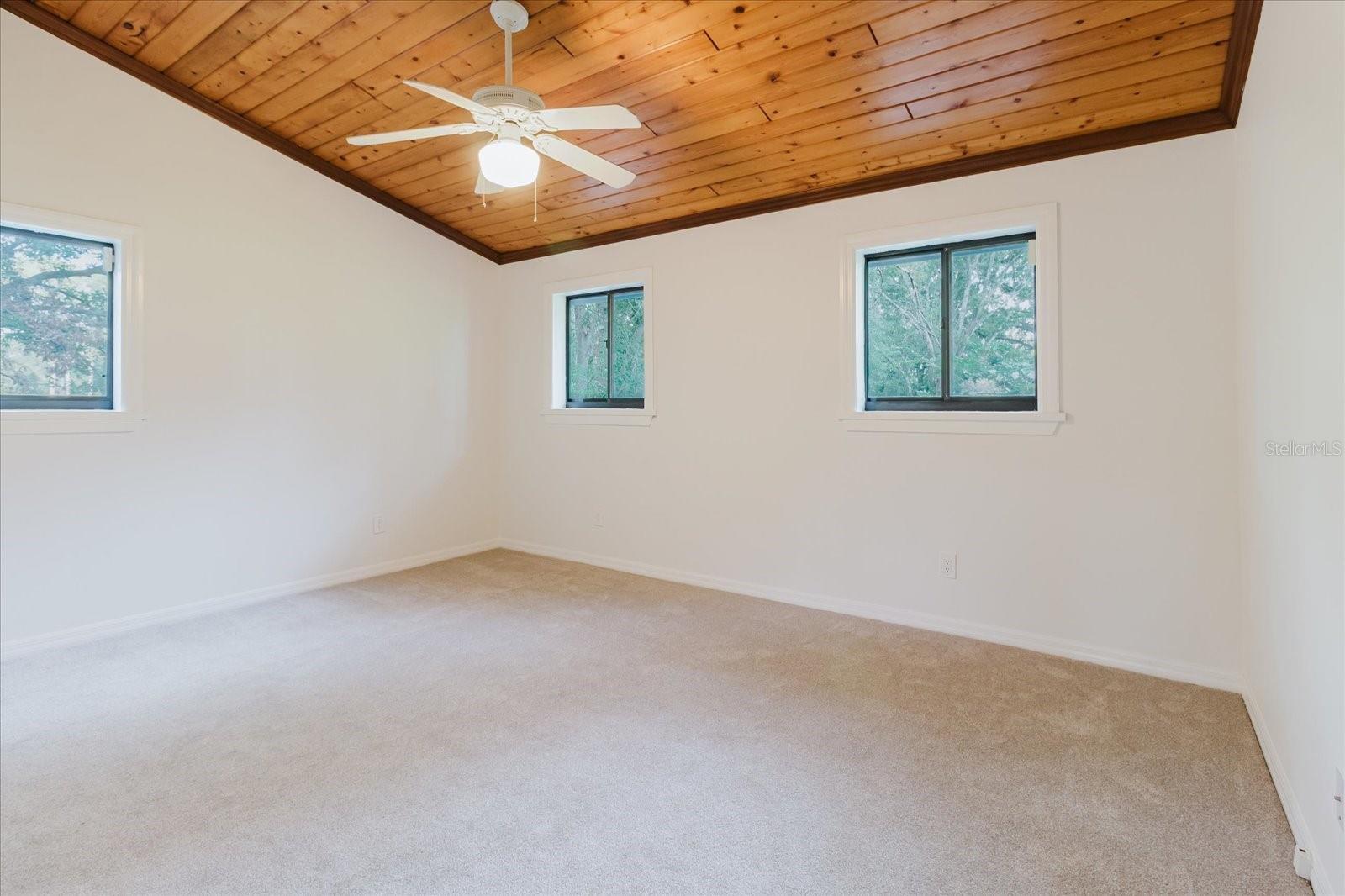 Listing photo id 44 for 5455 Lake Le Clare Road