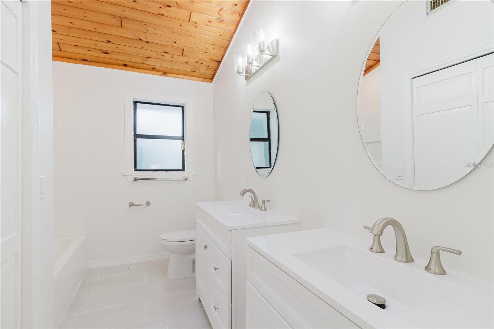 Listing photo id 47 for 5455 Lake Le Clare Road