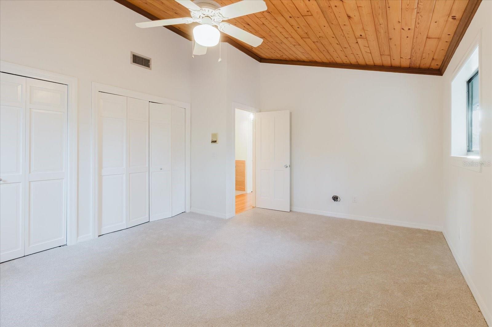 Listing photo id 52 for 5455 Lake Le Clare Road